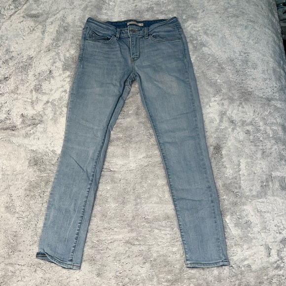 (27) Levi Lightwash Skinny Jeans - Picture 1 of 6
